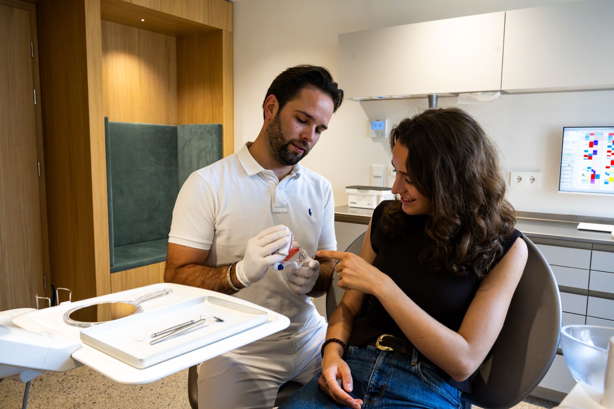 Beratungsgespräch zur Implantatplanung am Kiefermodell bei Dr. Rohde in Dornbirn