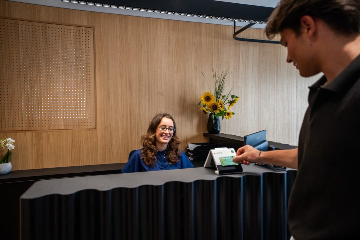 Anmeldung mit e-card am Empfang der Ordination Dr. Rohde in Dornbirn
