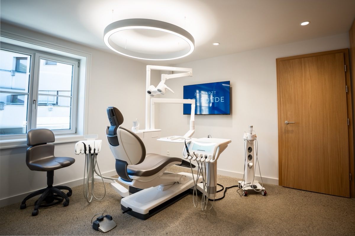 Behandlungszimmer mit Tageslicht in der Ordination Dr. Rohde in Dornbirn