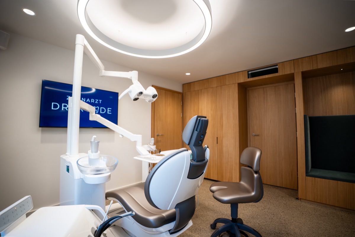 Behandlungszimmer mit Bildschirm für die Befundbesprechung bei Dr. Rohde